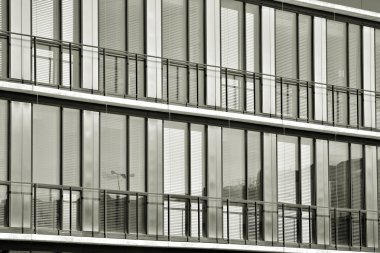 Modern şehir ofis binası dış. Siyah ve beyaz.