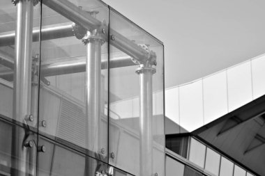 Modern şehir ofis binası dış. Siyah ve beyaz.