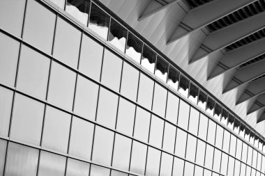 Modern şehir ofis binası dış. Siyah ve beyaz.