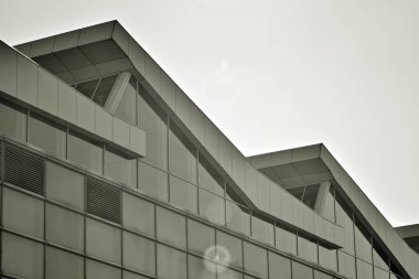 Modern şehir ofis binası dış. Siyah ve beyaz.