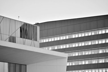 Modern şehir ofis binası dış. Siyah ve beyaz.