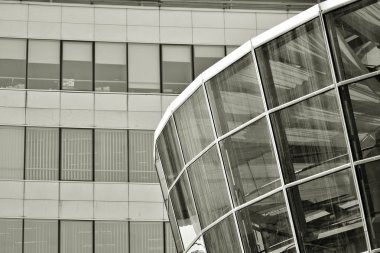 Modern şehir ofis binası dış. Siyah ve beyaz.