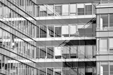 Modern şehir ofis binası dış. Siyah ve beyaz.