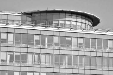 Modern şehir ofis binası dış. Siyah ve beyaz.