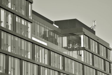 Modern şehir ofis binası dış. Siyah ve beyaz.