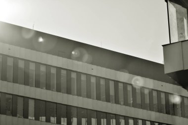 Modern şehir ofis binası dış. Siyah ve beyaz.