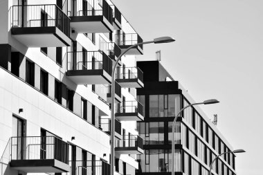 Modern bir apartman cephe. Siyah ve beyaz.