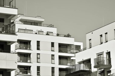 Modern bir apartman cephe. Siyah ve beyaz.