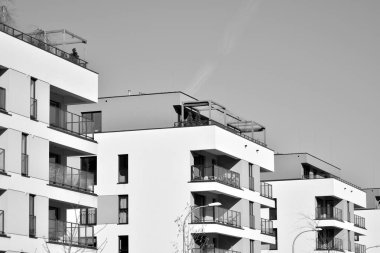 Modern bir apartman cephe. Siyah ve beyaz.