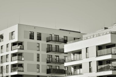 Modern bir apartman cephe. Siyah ve beyaz.