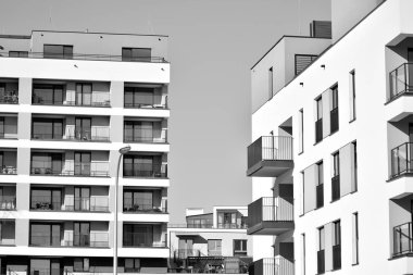 Modern bir apartman cephe. Siyah ve beyaz.