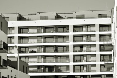 Modern bir apartman cephe. Siyah ve beyaz.