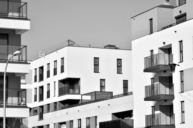 Modern bir apartman cephe. Siyah ve beyaz.