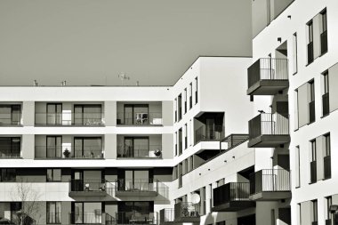 Modern bir apartman cephe. Siyah ve beyaz.