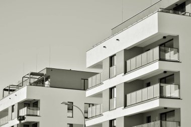 Modern bir apartman cephe. Siyah ve beyaz.