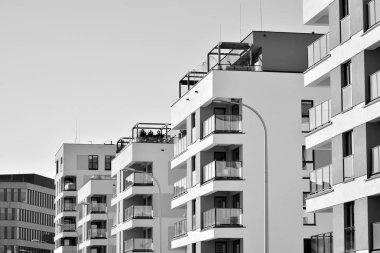 Modern bir apartman cephe. Siyah ve beyaz.