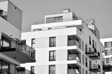 Modern bir apartman cephe. Siyah ve beyaz.