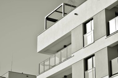 Modern bir apartman cephe. Siyah ve beyaz.