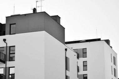 Modern bir apartman cephe. Siyah ve beyaz.