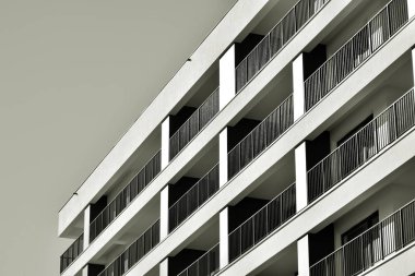 Modern bir apartman cephe. Siyah ve beyaz.