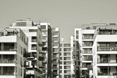 Modern bir apartman cephe. Siyah ve beyaz.