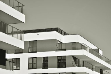 Modern bir apartman cephe. Siyah ve beyaz.