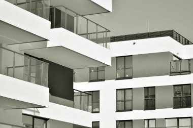 Modern bir apartman cephe. Siyah ve beyaz.