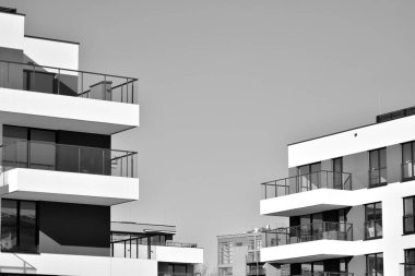 Modern bir apartman cephe. Siyah ve beyaz.