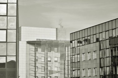 Modern şehir ofis binası dış. Siyah ve beyaz.