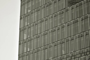 Modern şehir ofis binası dış. Siyah ve beyaz.