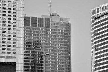 Modern şehir ofis binası dış. Siyah ve beyaz.