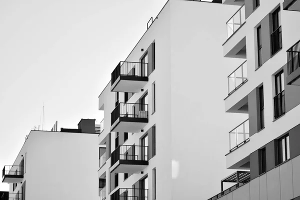 Fassade Eines Modernen Mehrfamilienhauses Schwarz Weiß — Stockfoto