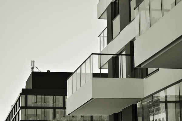 Fassade Eines Modernen Mehrfamilienhauses Schwarz Weiß — Stockfoto