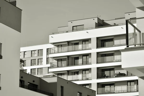 Προσοψη Του Μια Σύγχρονη Πολυκατοικία Μαύρο Και Άσπρο — Φωτογραφία Αρχείου
