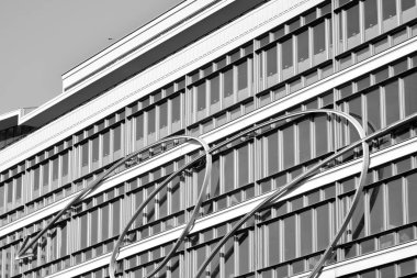 Modern şehir ofis binası dış. Siyah ve beyaz.