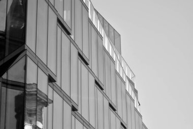 Modern şehir ofis binası dış. Siyah ve beyaz.