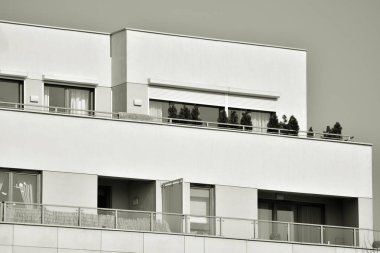 Modern bir apartman cephe. Siyah ve beyaz.