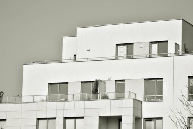 Modern bir apartman cephe. Siyah ve beyaz.