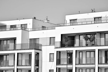 Modern bir apartman cephe. Siyah ve beyaz.