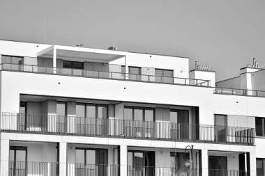 Modern bir apartman cephe. Siyah ve beyaz.