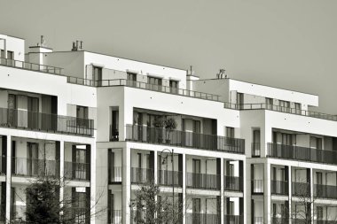 Modern bir apartman cephe. Siyah ve beyaz.