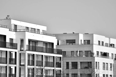 Modern bir apartman cephe. Siyah ve beyaz.