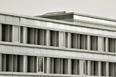 Modern şehir ofis binası dış. Siyah ve beyaz.