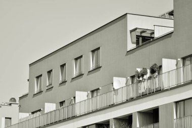 Modern bir apartman cephe. Siyah ve beyaz.