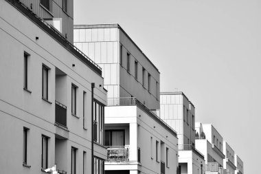 Modern bir apartman cephe. Siyah ve beyaz.