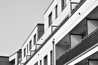 Modern bir apartman cephe. Siyah ve beyaz.