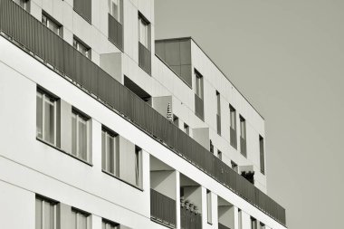 Modern bir apartman cephe. Siyah ve beyaz.