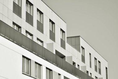 Modern bir apartman cephe. Siyah ve beyaz.