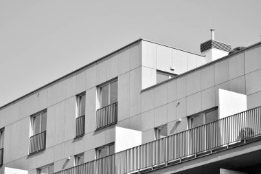 Modern bir apartman cephe. Siyah ve beyaz.