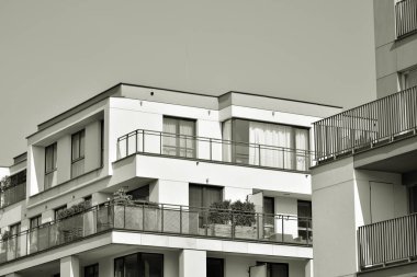 Modern bir apartman cephe. Siyah ve beyaz.